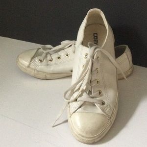 These are converse all stars. They are all white with some golden details size6.